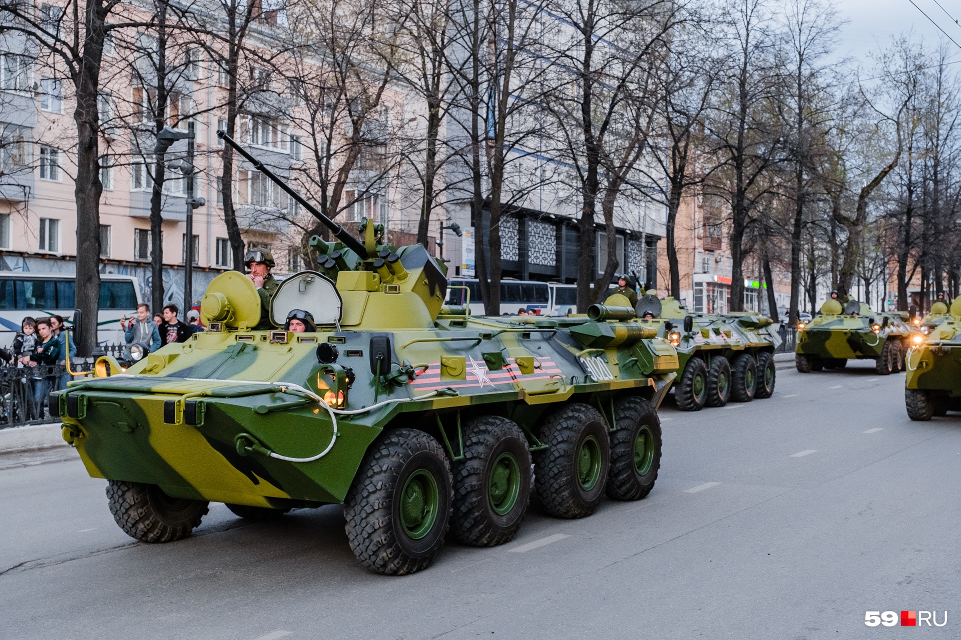 Всего в параде участвует 20 боевых машин Всего в параде участвует 20 боевых машин