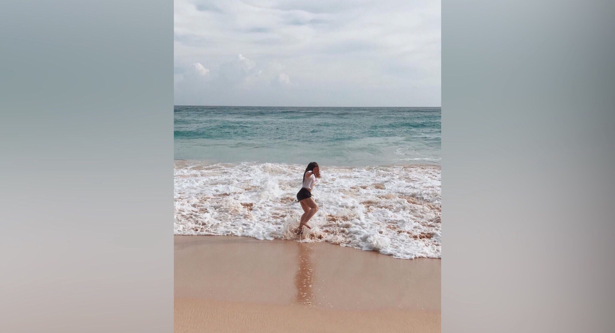 Кристина прыгает от счастья на побережье не просто так. Девушка увидела настоящего кита, о чем очень давно мечтала<br><br>