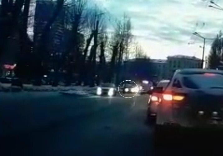 За мгновение до столкновения. ДТП ещё не произошло. Автомобиль, выделенный кружком, без видимой причины повернул чуть левее и затормозил За мгновение до столкновения. ДТП ещё не произошло. Автомобиль, выделенный кружком, без видимой причины повернул чуть левее и затормозил