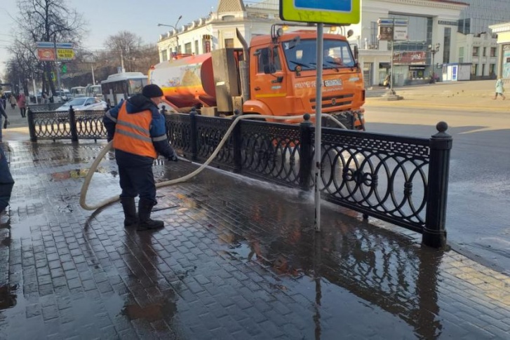 Кировский район орудует шлангом с одной стороны улицы Ленина, а Ленинский напирает с другой Кировский район орудует шлангом с одной стороны улицы Ленина, а Ленинский напирает с другой
