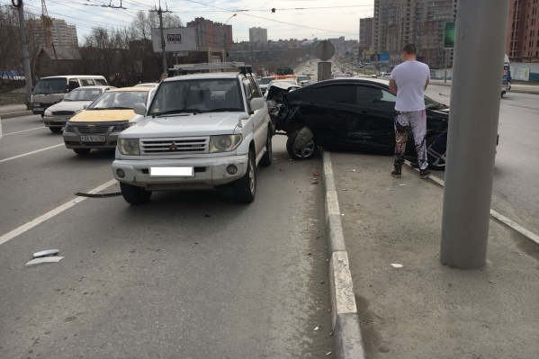 От удара Hyundai Solaris отлетел на островок безопасности От удара Hyundai Solaris отлетел на островок безопасности