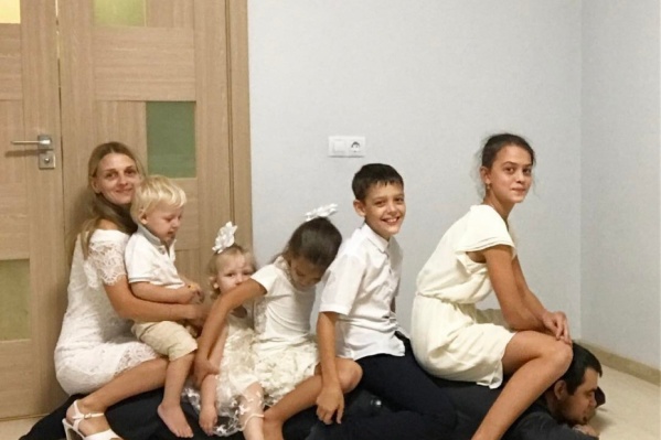 В семье <a href="https://www.instagram.com/maria_komkofa/" target="_blank" class="_">Марии</a> (крайняя слева) и Василия Комковых — пятеро детей. Шестой малыш — на подходе В семье <a href="https://www.instagram.com/maria_komkofa/" target="_blank" class="_">Марии</a> (крайняя слева) и Василия Комковых — пятеро детей. Шестой малыш — на подходе