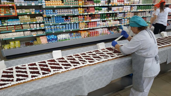 Сеть супермаркетов накормила посетителей 20-метровым пирогом