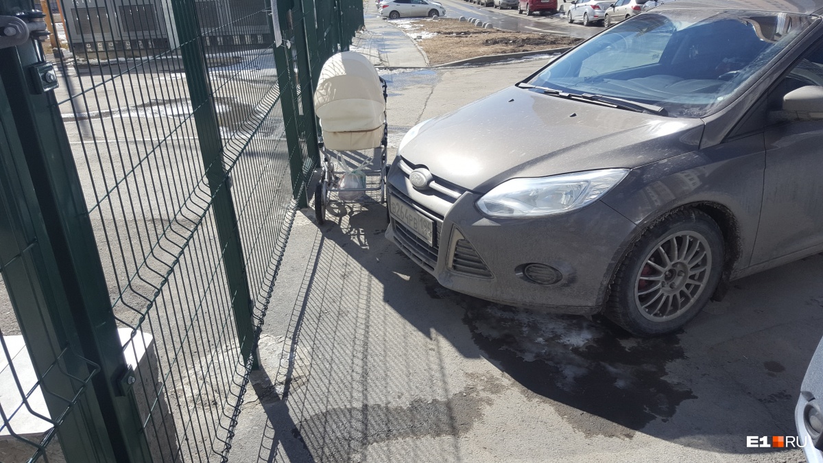 «Я паркуюсь как...»: любители помоек и наглые водители перед элитной гимназией