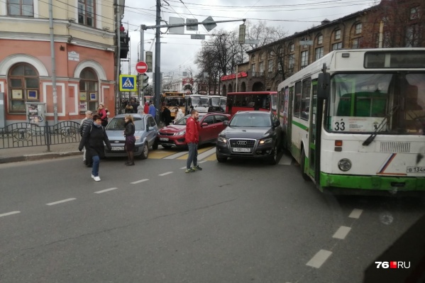 Из-за аварии скопились пробки и встал общественный транспорт Из-за аварии скопились пробки и встал общественный транспорт
