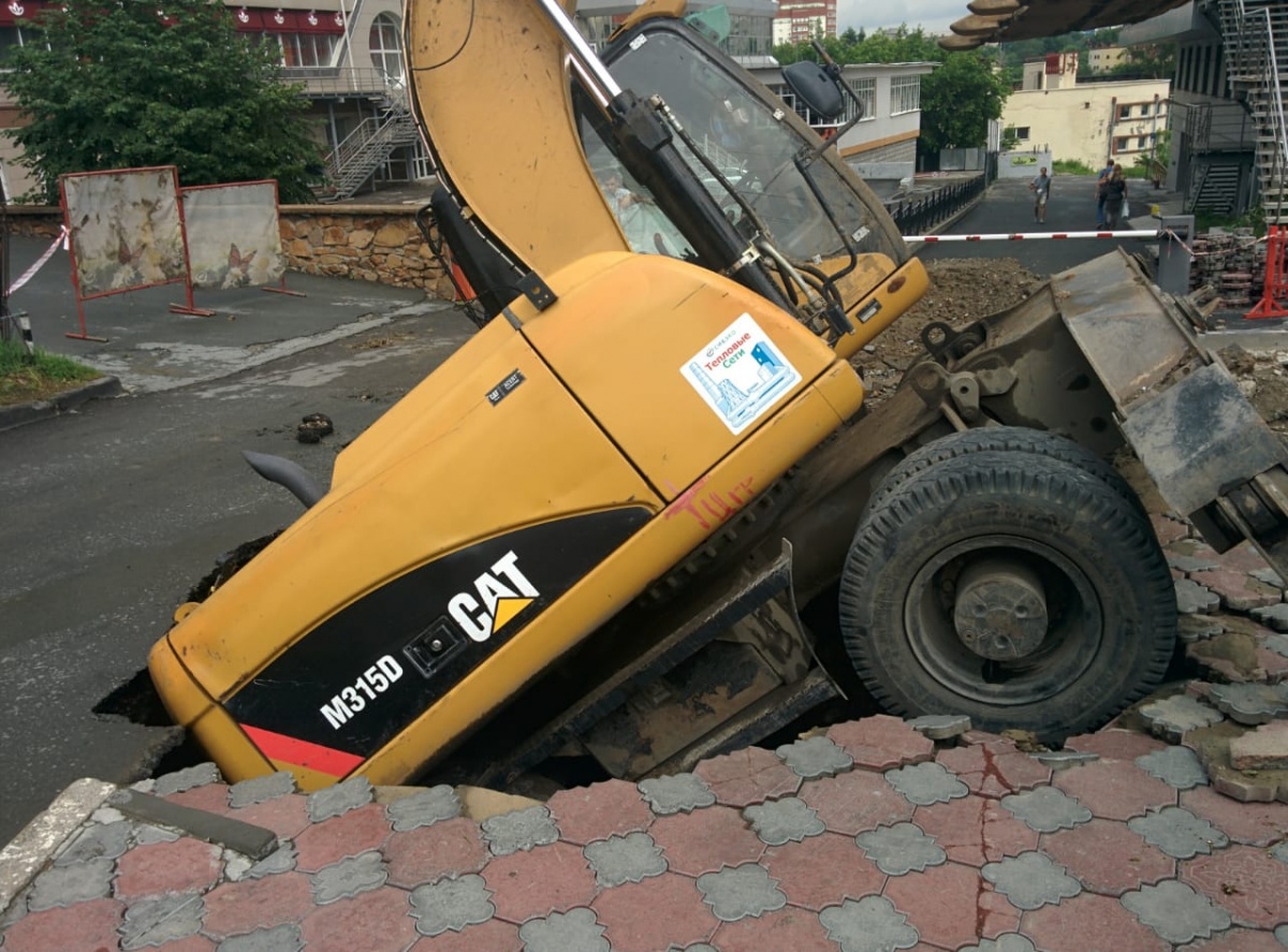 Экскаватор провалился в яму около ТЦ на Красном проспекте | 02.07.2018 |  Новосибирск - БезФормата