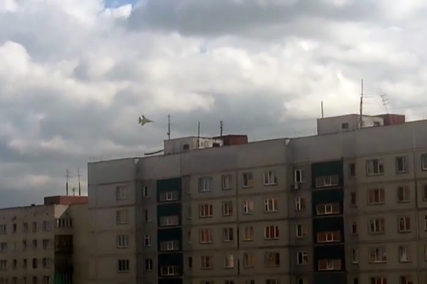 Истребитель пролетел над правым берегом в первом часу дня Истребитель пролетел над правым берегом в первом часу дня
