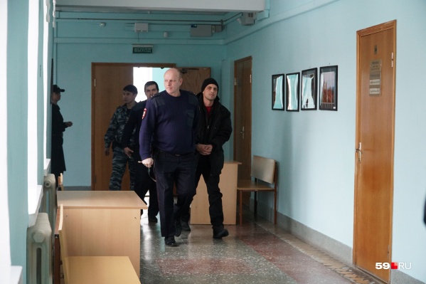 Подозреваемого в убийстве ребенка мужчину (в шапке) ведут на заседание по мере пресечения Подозреваемого в убийстве ребенка мужчину (в шапке) ведут на заседание по мере пресечения