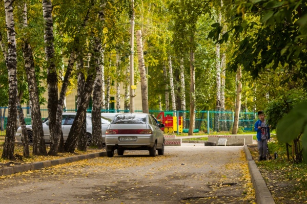 Бетонные блоки поставили жильцы дома по улице Дмитрия Донского, 43 — им надоел поток машин, который каждый день проносится под их окнами Бетонные блоки поставили жильцы дома по улице Дмитрия Донского, 43 — им надоел поток машин, который каждый день проносится под их окнами
