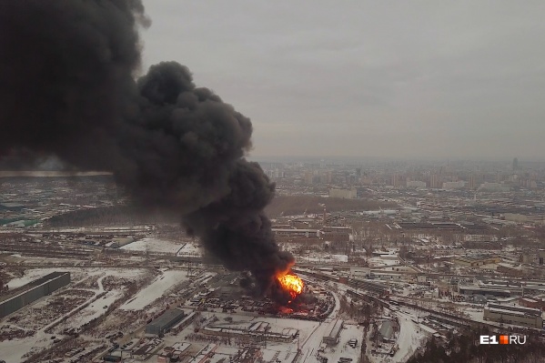 По данным МЧС, площадь пожара — 800 квадратных метров По данным МЧС, площадь пожара — 800 квадратных метров 
