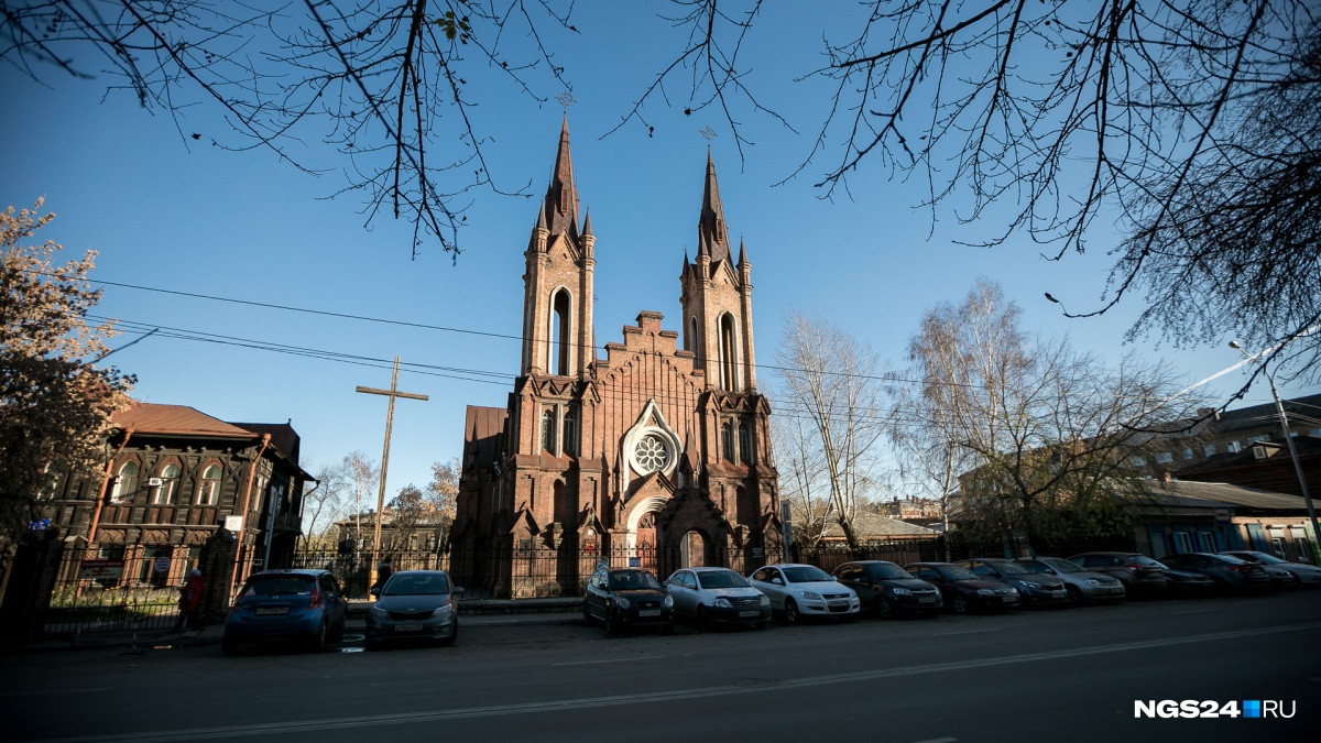 Здание римско-католического костела (Органного зала) сложно не заметить. В каком стиле оно выполнено?