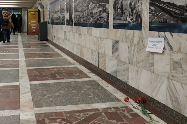 Сегодня на месте, где постоянно играл баянист Владимир Веретенников, появилась памятная табличка Сегодня на месте, где постоянно играл баянист Владимир Веретенников, появилась памятная табличка