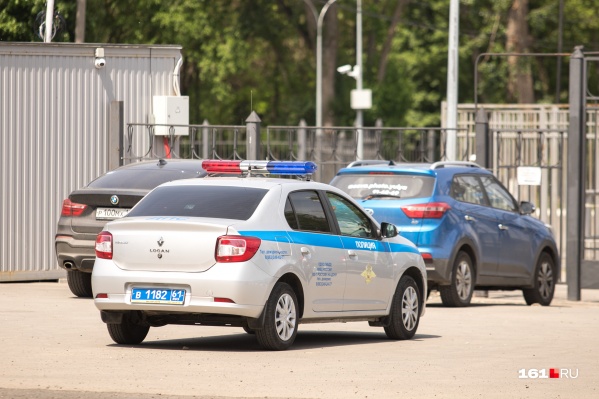 Сотрудники полиции устанавливают обстоятельства произошедшего Сотрудники полиции устанавливают обстоятельства произошедшего 