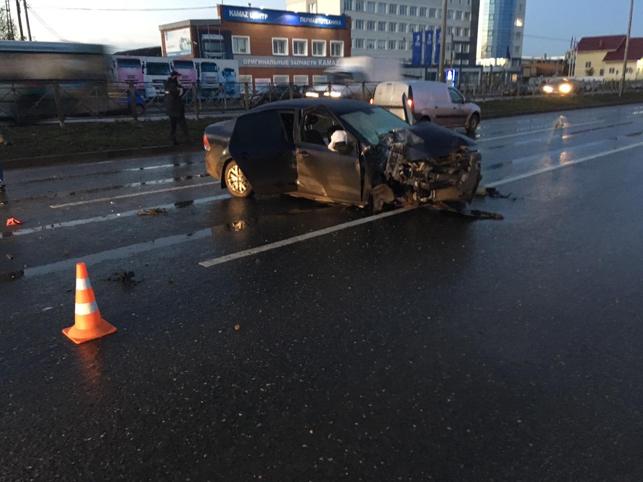 В результате столкновения водитель Volkswagen погиб на месте до прибытия скорой помощи В результате столкновения водитель Volkswagen погиб на месте до прибытия скорой помощи