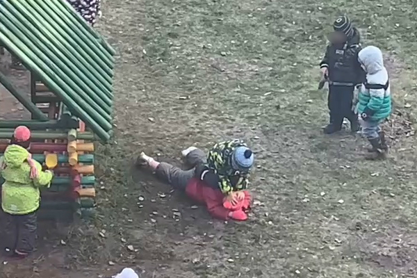 Дети по очереди били девочку, бегали по ней и тыкали лицом в землю Дети по очереди били девочку, бегали по ней и тыкали лицом в землю