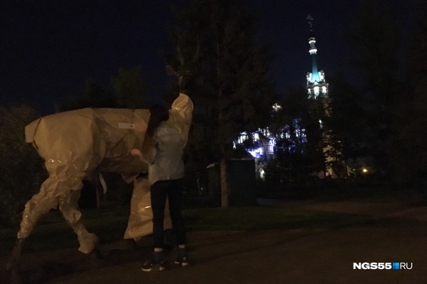 Омичка обернула бумагой почти всю скульптуру, не считая головы Омичка обернула бумагой почти всю скульптуру, не считая головы