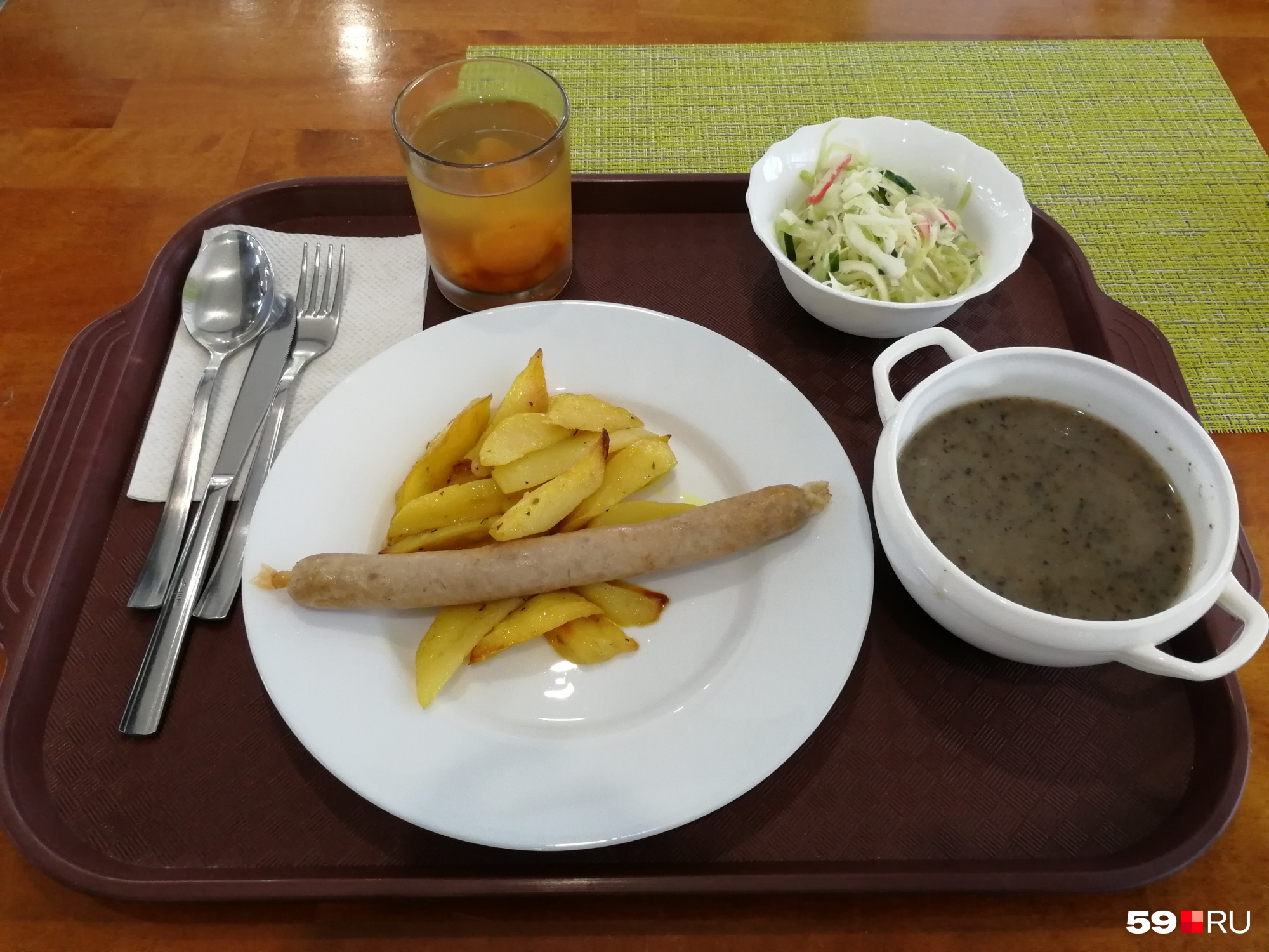 Салат, суп-пюре, картошка с колбаской и компот — 229 рублей