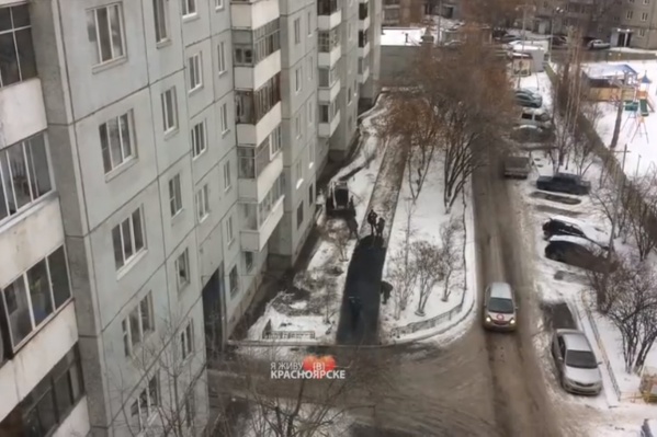 На Лазо рабочие укладывали асфальт в снег На Лазо рабочие укладывали асфальт в снег