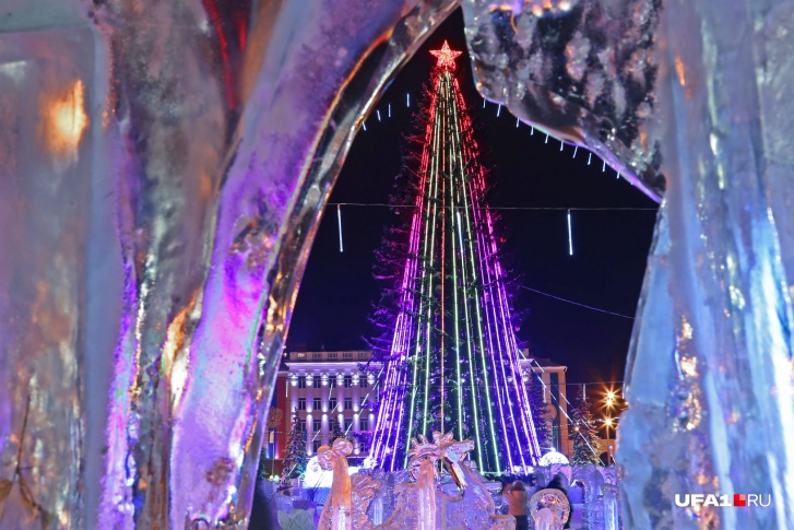 Главная городская  ёлка на площади Ленина традиционно образцово-показательная