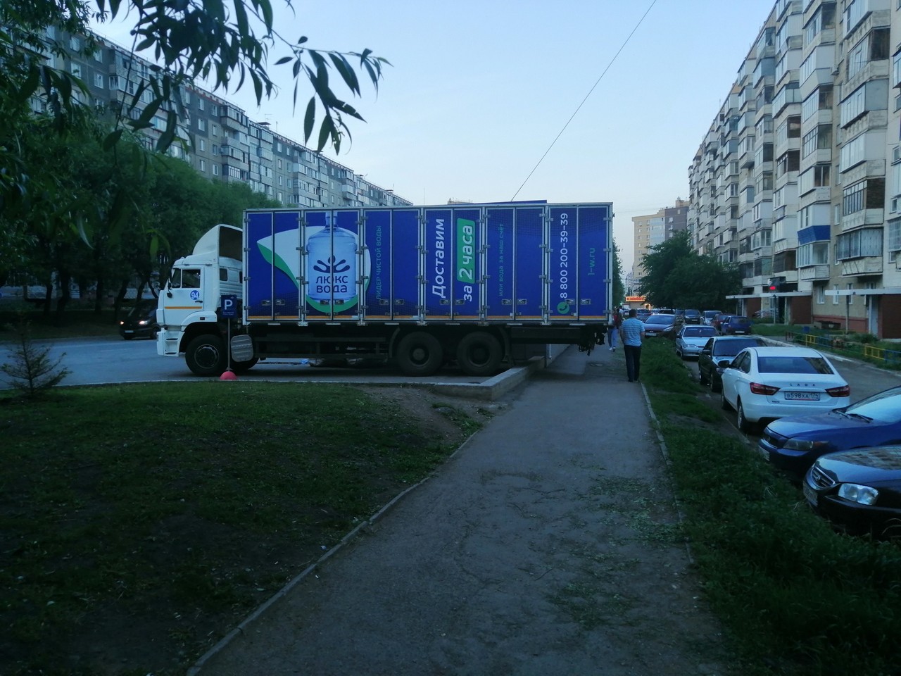 Конечно, грузовой автомобиль таких размеров ездит по городу не из праздности, но при парковке можно было подумать о размере заднего свеса. Так и прибить кого-нибудь недолго Конечно, грузовой автомобиль таких размеров ездит по городу не из праздности, но при парковке можно было подумать о размере заднего свеса. Так и прибить кого-нибудь недолго