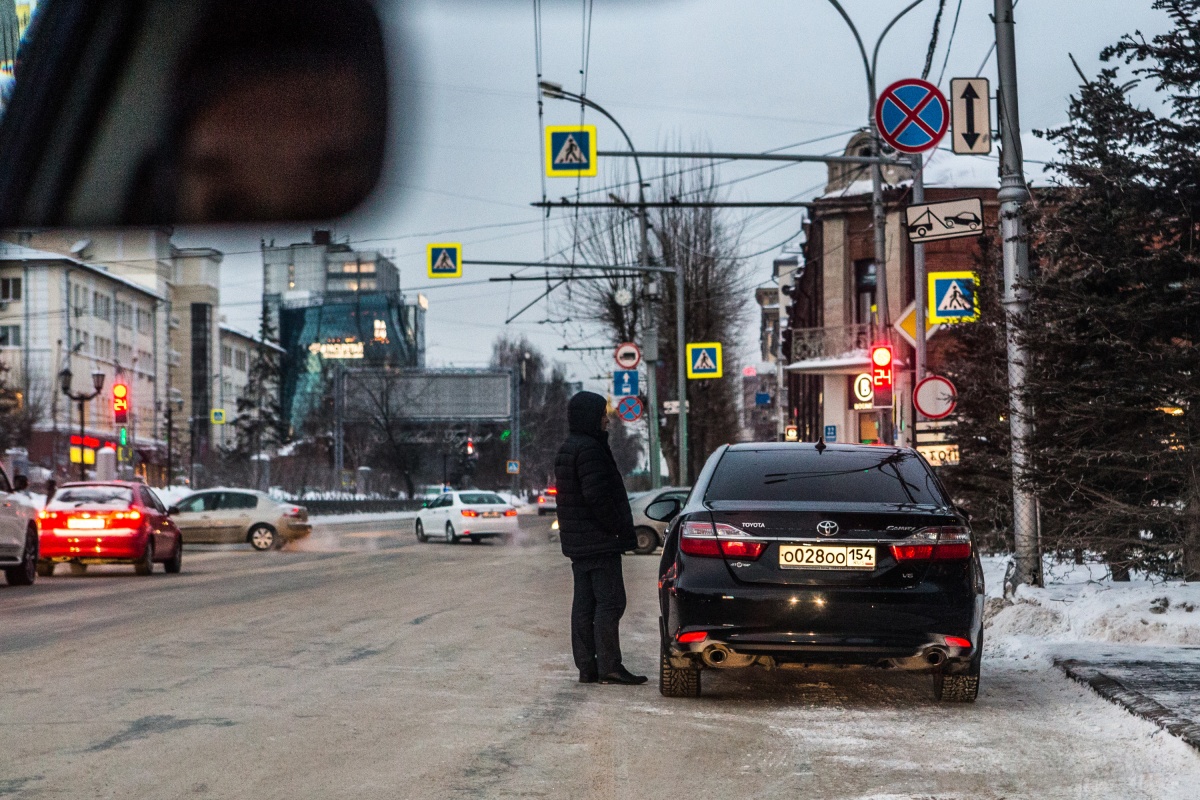 «Я паркуюсь как чудак»: Camry ООО — для чиновника можно всё