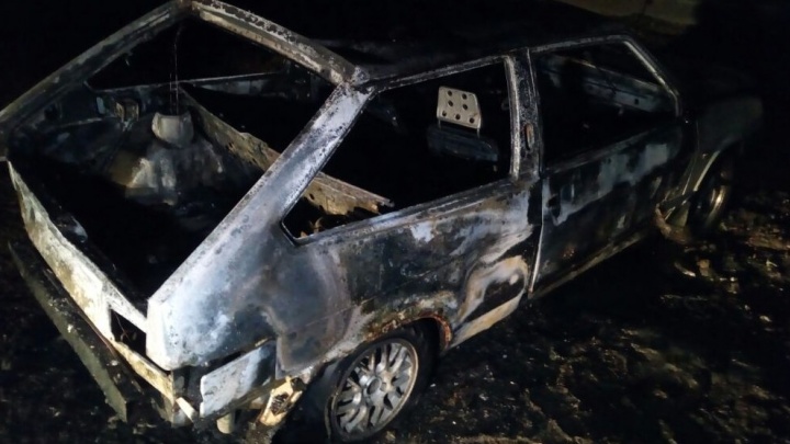 "Разбил окно и вытащил водителя": житель дома на Эльмаше спас из горящей машины мужчину без сознания