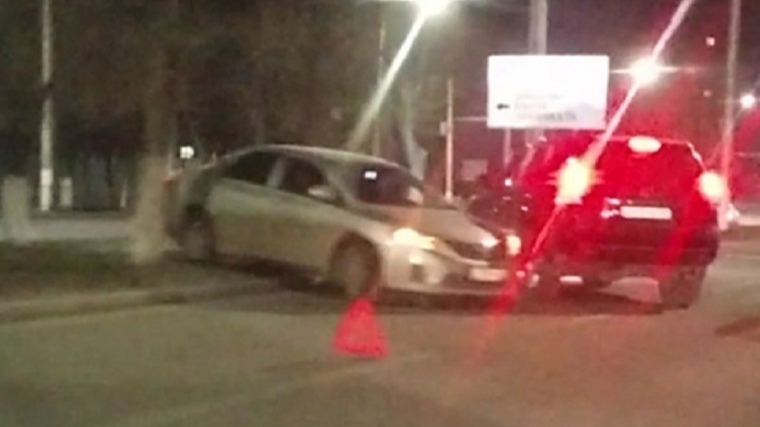 «Вылетели на разделительную клумбу»: в Волгограде в массовую аварию попали три автомобиля