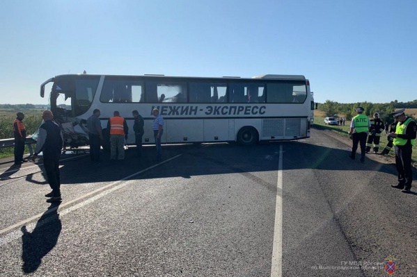 Водитель автобуса пытался избежать столкновения с легковушкой Водитель автобуса пытался избежать столкновения с легковушкой