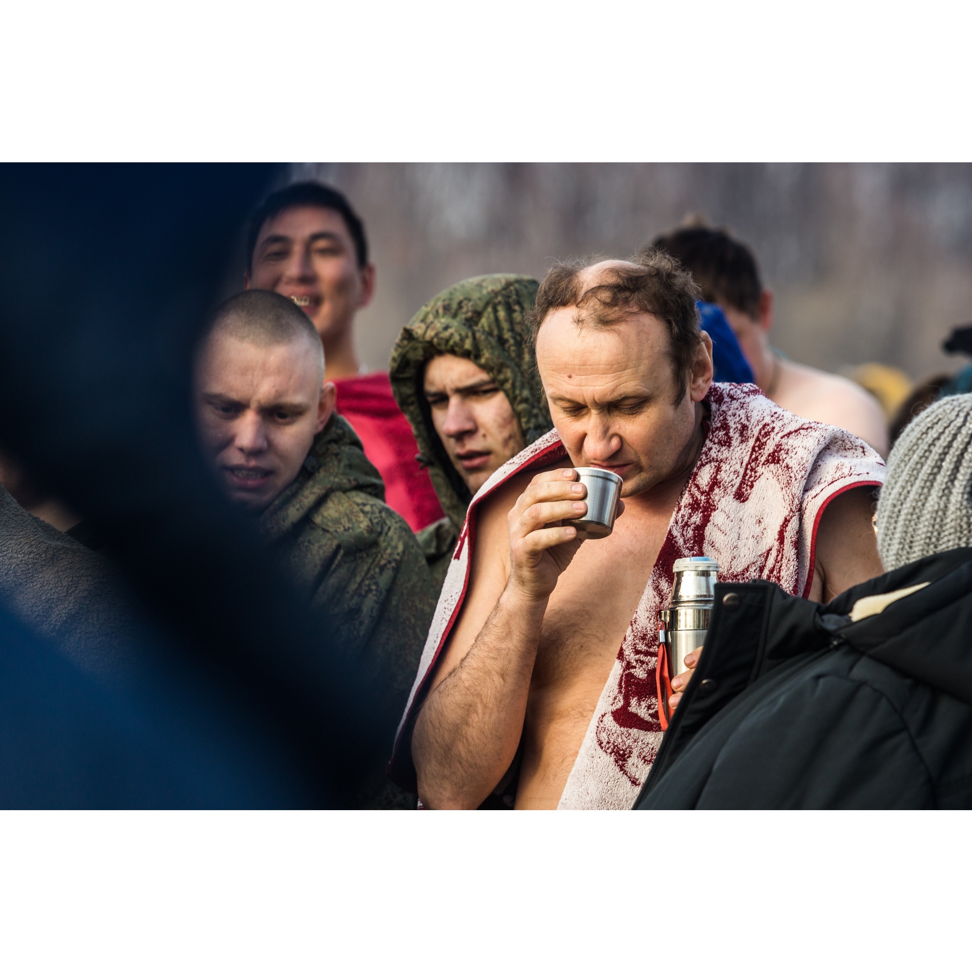 На этой проруби не было палаток с чаем, поэтому повезло только тем, кто принёс горячие напитки с собой На этой проруби не было палаток с чаем, поэтому повезло только тем, кто принёс горячие напитки с собой