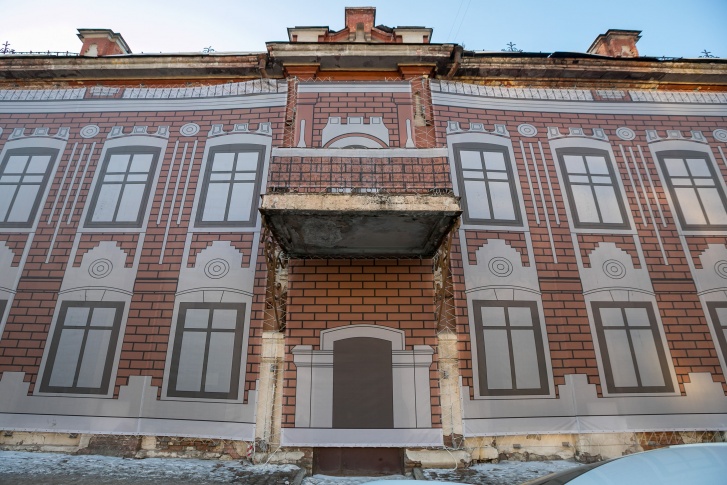 Дом, завешанный баннером на улице Горького Дом, завешанный баннером на улице Горького