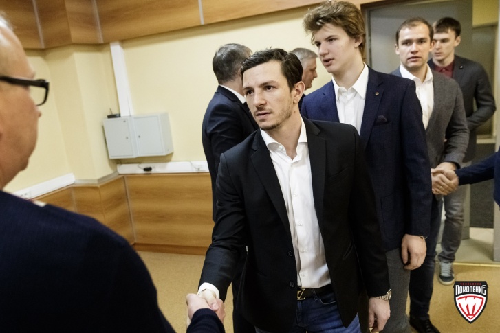 Кристиан Томас (впереди) влился в состав «Трактора» по ходу сезона и усилил команду Кристиан Томас (впереди) влился в состав «Трактора» по ходу сезона и усилил команду