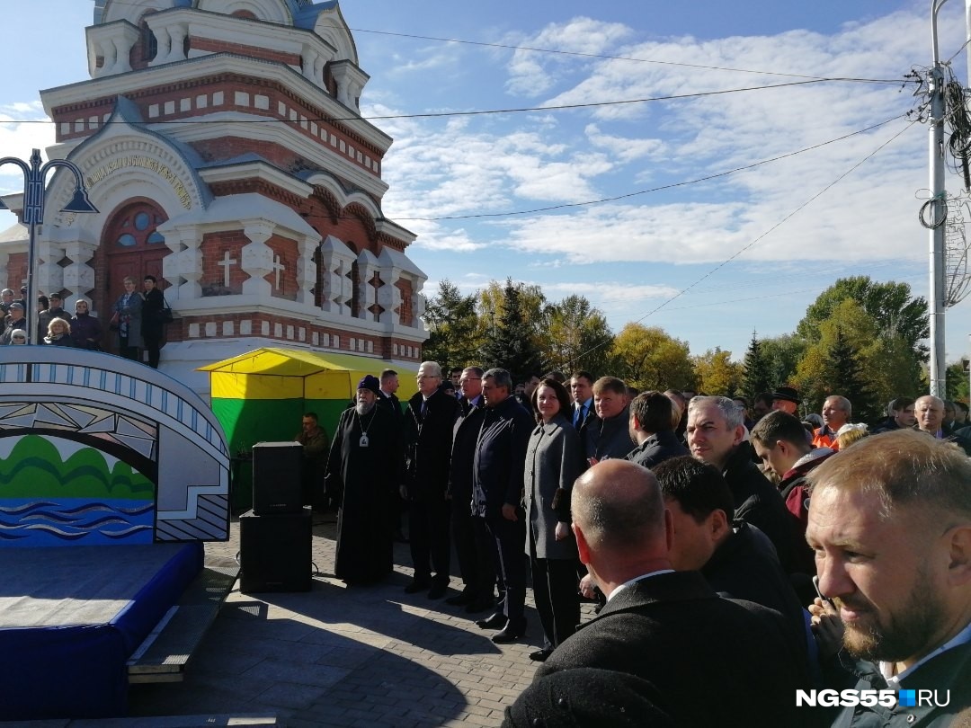 Возле юбилейного. Открытие моста в Омске. Мост открыли в Юбилейном. Стрелок в Омске на мосту. Открытие Омского политнххп.