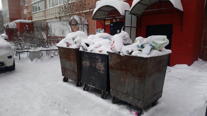 Отходы копятся все праздники: жители дома в Перми не хотят пускать мусоровозы во двор