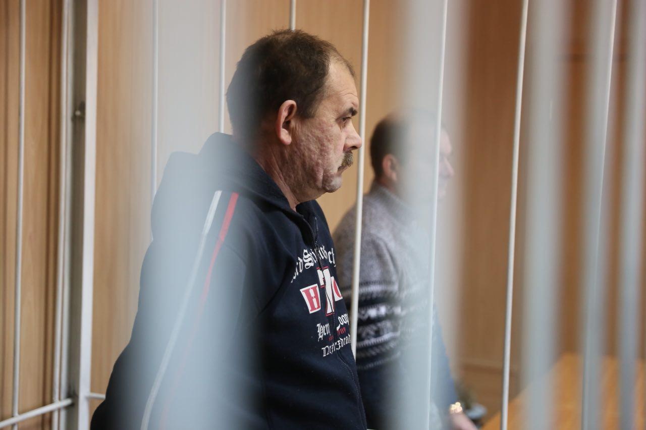 Сергей Романов слушает приговор с хмурым лицом Сергей Романов слушает приговор с хмурым лицом
