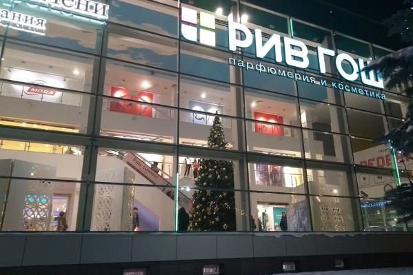 На фото тюменец со стороны улицы показал то место у окна, откуда его и пытался выгнать охранник На фото тюменец со стороны улицы показал то место у окна, откуда его и пытался выгнать охранник