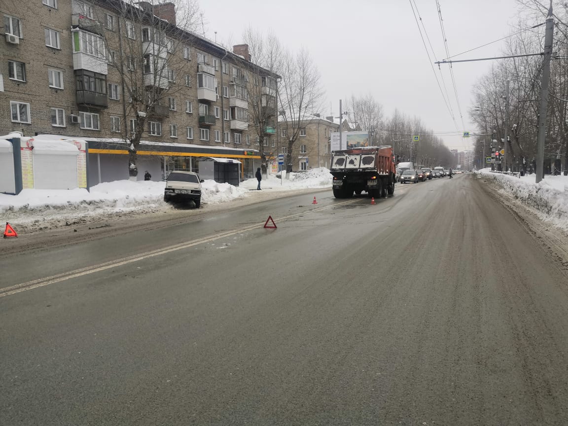 Легковой автомобиль въехал в КАМАЗ на Мочищенском шоссе: пострадали два ребёнка