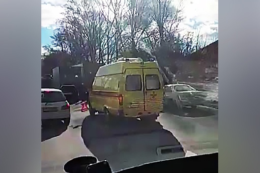 На месте аварии работали пожарные и скорая помощь На месте аварии работали пожарные и скорая помощь