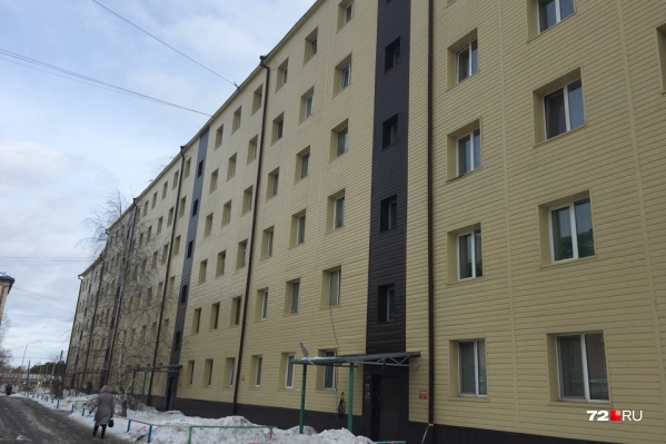 Следователи разбираются, почему крыша дома №34 на улице Островского была нечищеной Следователи разбираются, почему крыша дома №34 на улице Островского была нечищеной