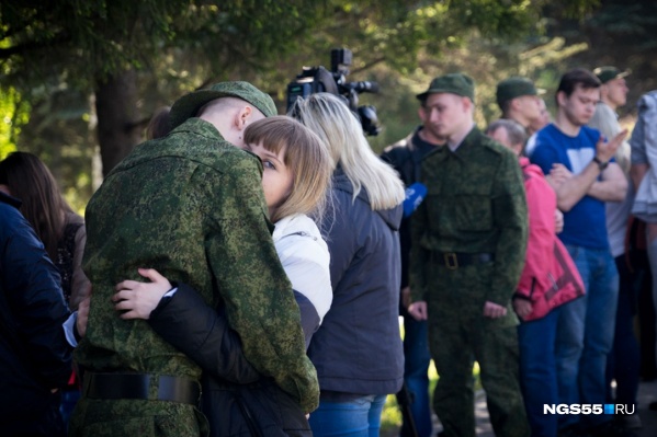 Девушки прощаются со своими братьями и возлюбленными Девушки прощаются со своими братьями и возлюбленными