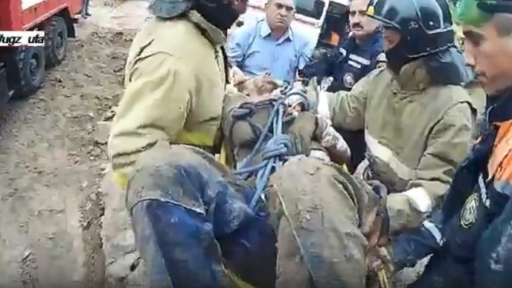Спасение строителя из бетономешалки засняли на видео