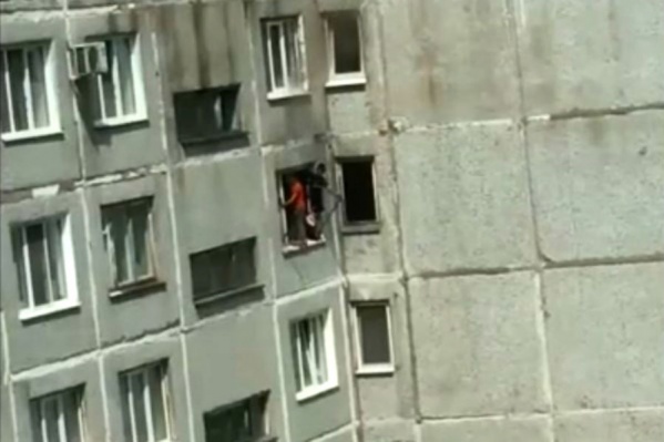 Дети выбрались на карниз окна на восьмом этаже Дети выбрались на карниз окна на восьмом этаже