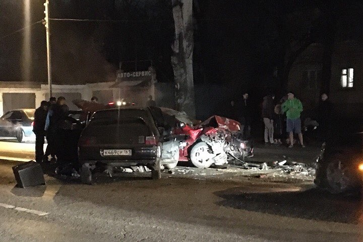 Сначала лоб в лоб столкнулись два авто, в них зажало людей Сначала лоб в лоб столкнулись два авто, в них зажало людей