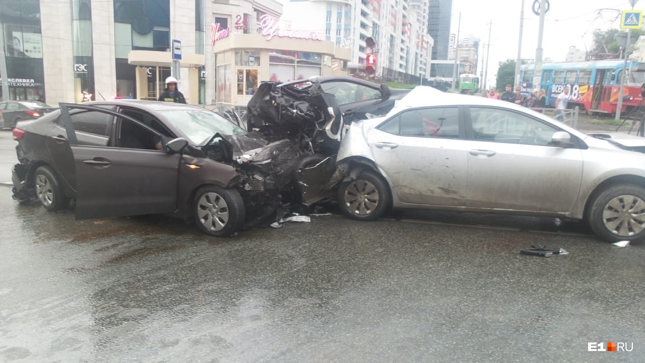 Автомобиль Васильева на огромной скорости врезался в машины, которые стояли на светофоре Автомобиль Васильева на огромной скорости врезался в машины, которые стояли на светофоре