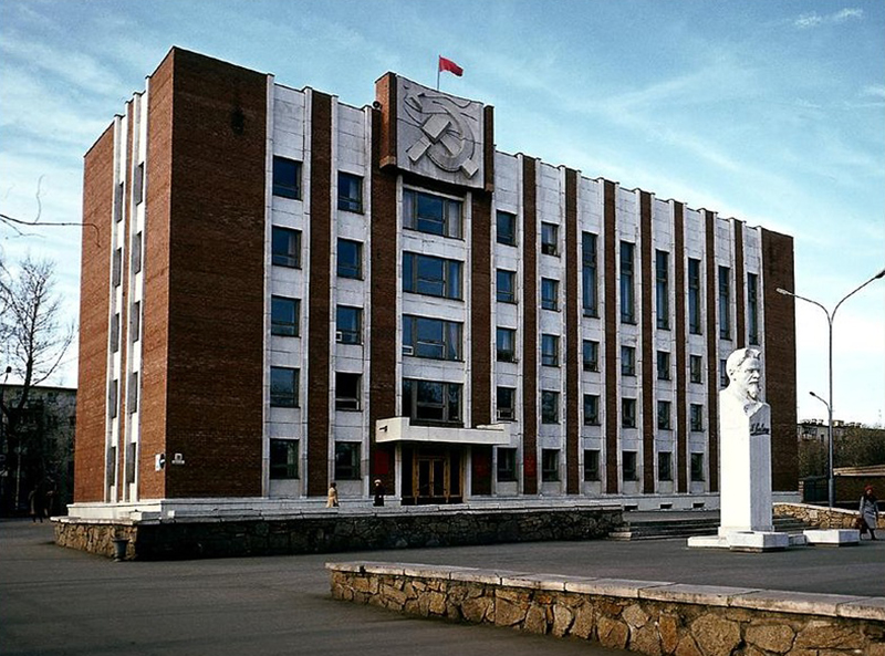 Памятник Калинину возле администрации Калининского района