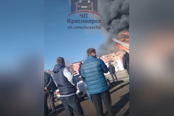 Дым от пожара можно было увидеть в разных районах города Дым от пожара можно было увидеть в разных районах города