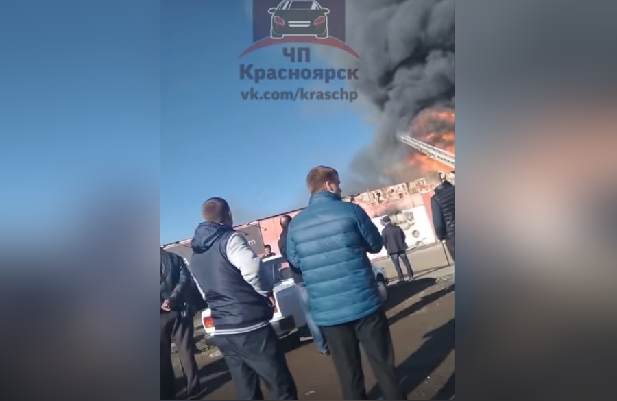 Дым от горящей автомойки застелил небо на Ястынской