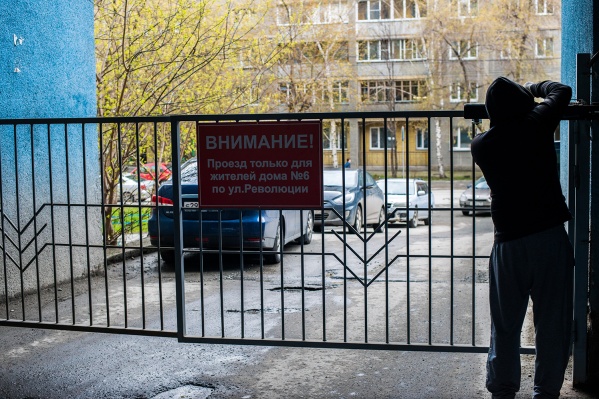 Сегодня днём проезжую улицу Чаплыгина разделили воротами Сегодня днём проезжую улицу Чаплыгина разделили воротами