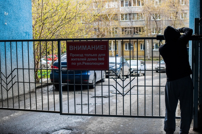 Сегодня днём проезжую улицу Чаплыгина разделили воротами Сегодня днём проезжую улицу Чаплыгина разделили воротами