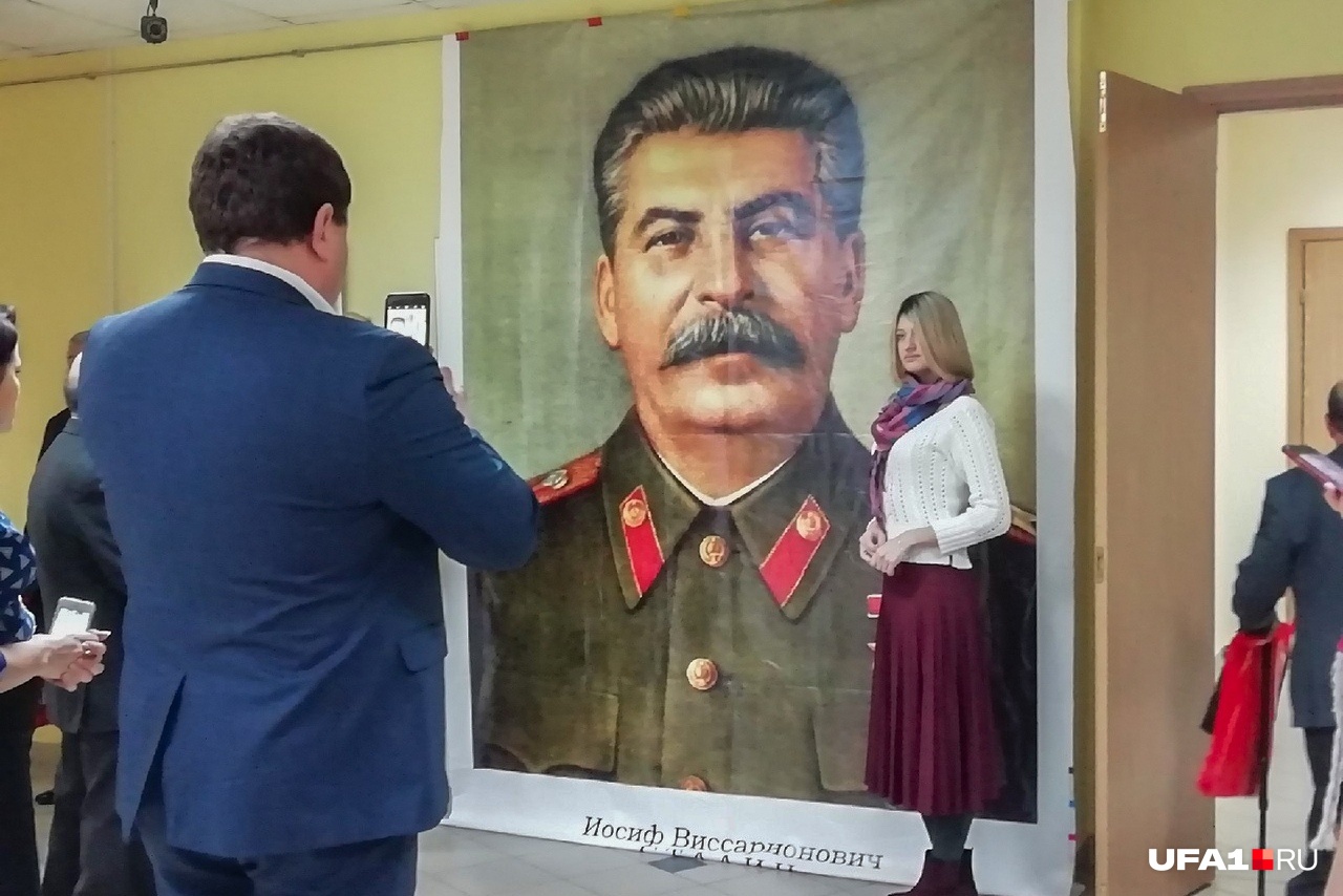Вряд ли у девушки, которая позирует у портрета, родственники сидели в советских лагерях Вряд ли у девушки, которая позирует у портрета, родственники сидели в советских лагерях