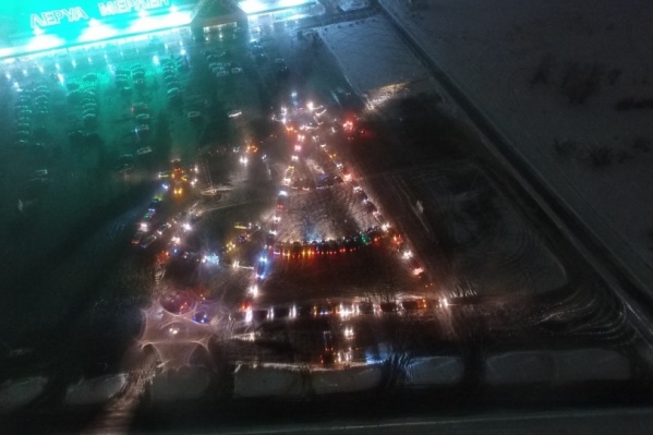 В прошлом году сотни водителей построили автоёлку с «гирляндами» В прошлом году сотни водителей построили автоёлку с «гирляндами»
